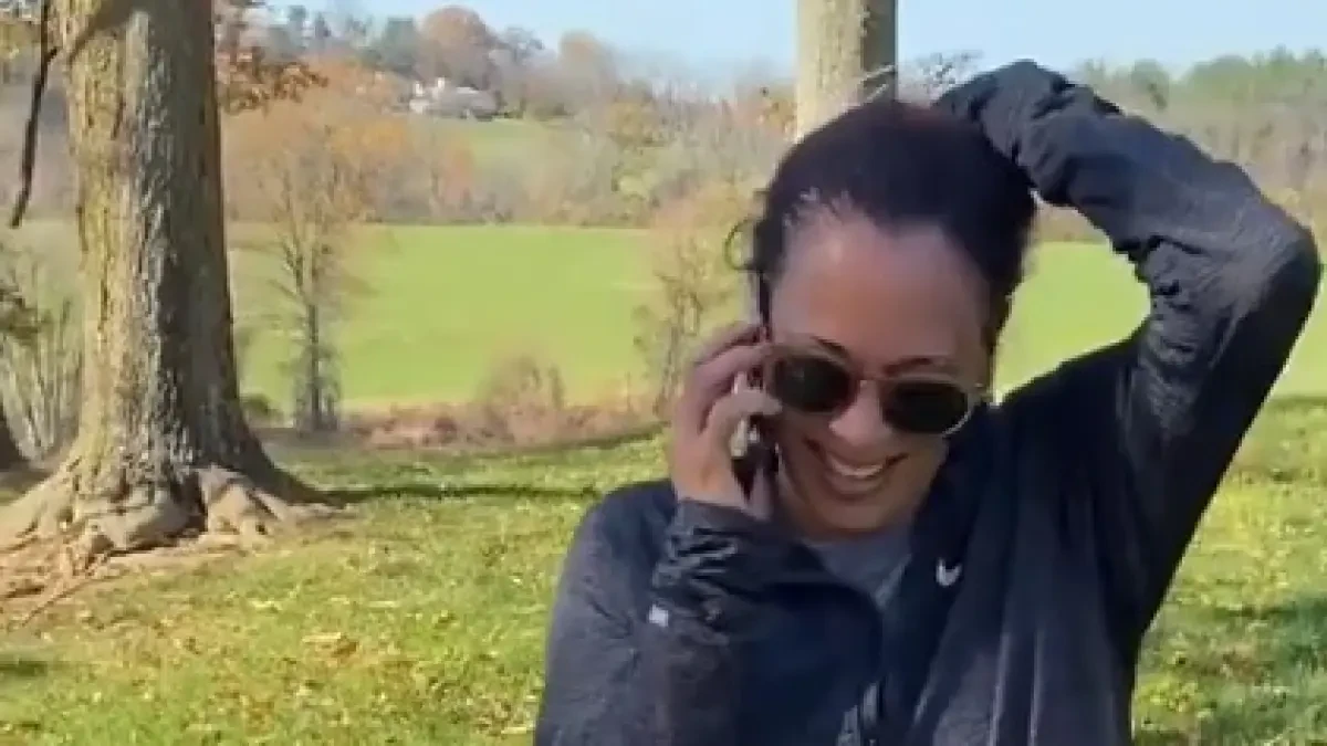 El emotivo momento en el que Kamala Harris llama a Biden tras su victoria: 