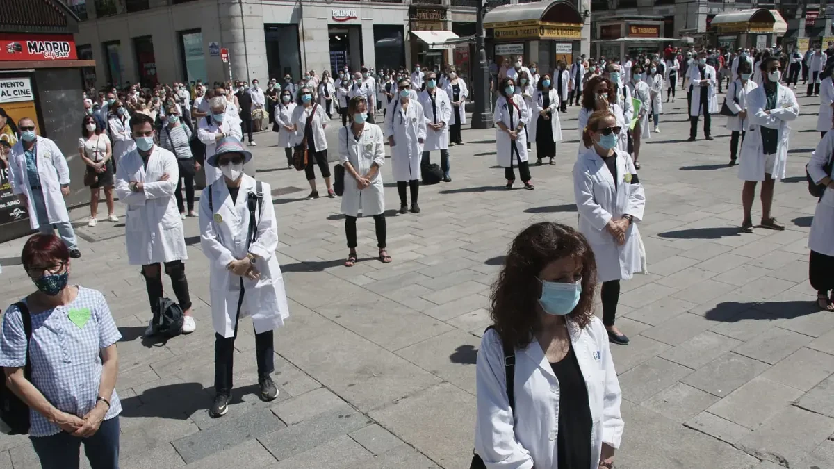 El presidente de los médicos reclama aumentar las restricciones en toda España menos en Asturias