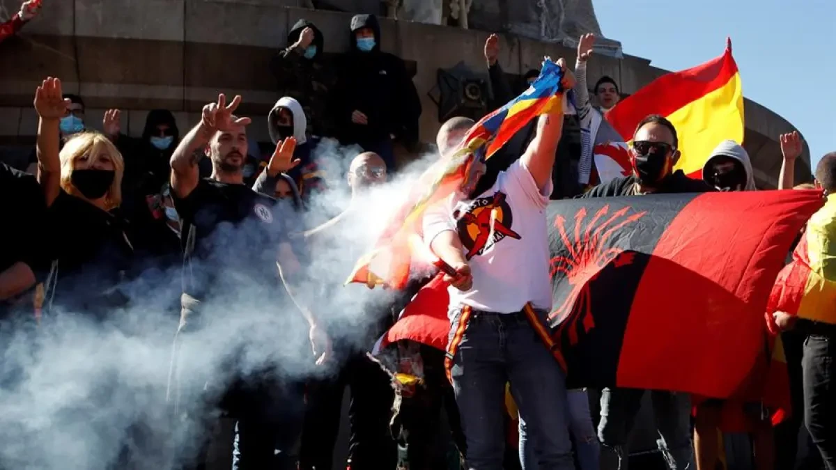 Exhiben símbolos y banderas fascistas en los actos por la Fiesta Nacional en Barcelona