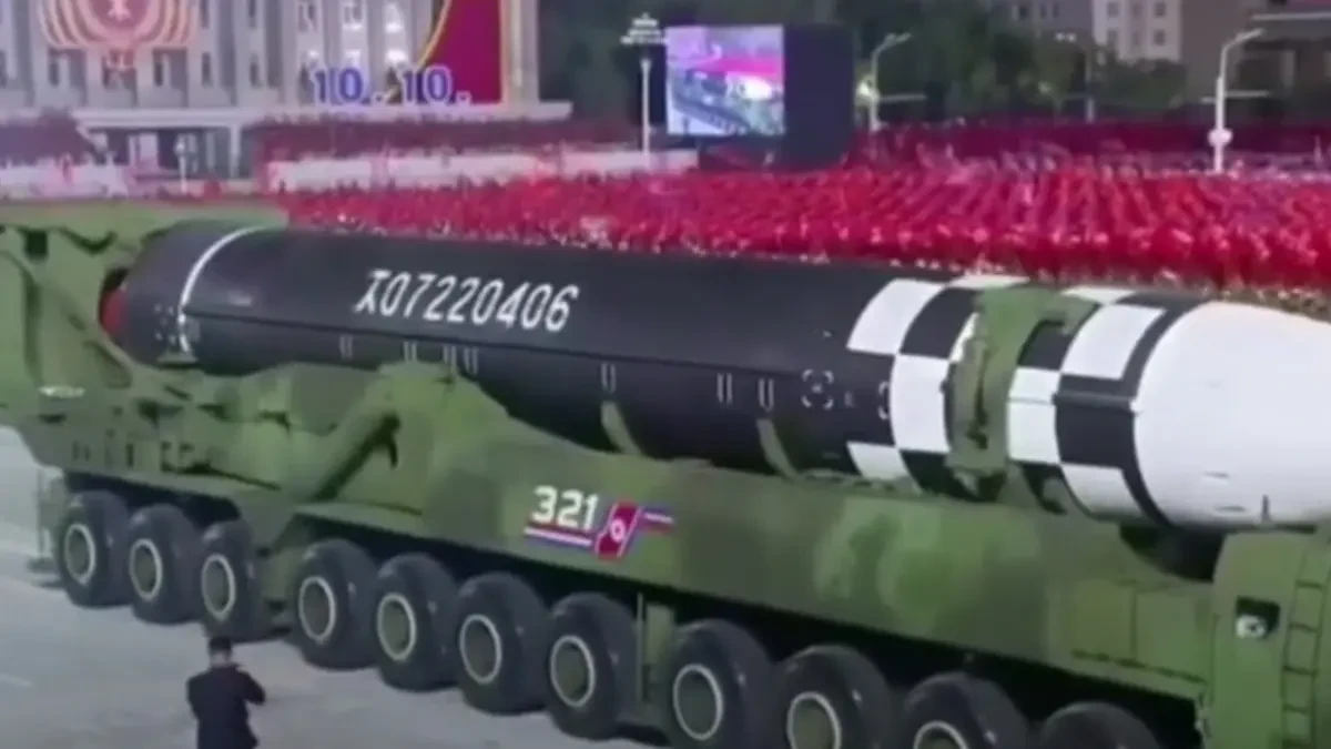 Corea del Norte presenta uno de los misiles intercontinentales más grandes del mundo