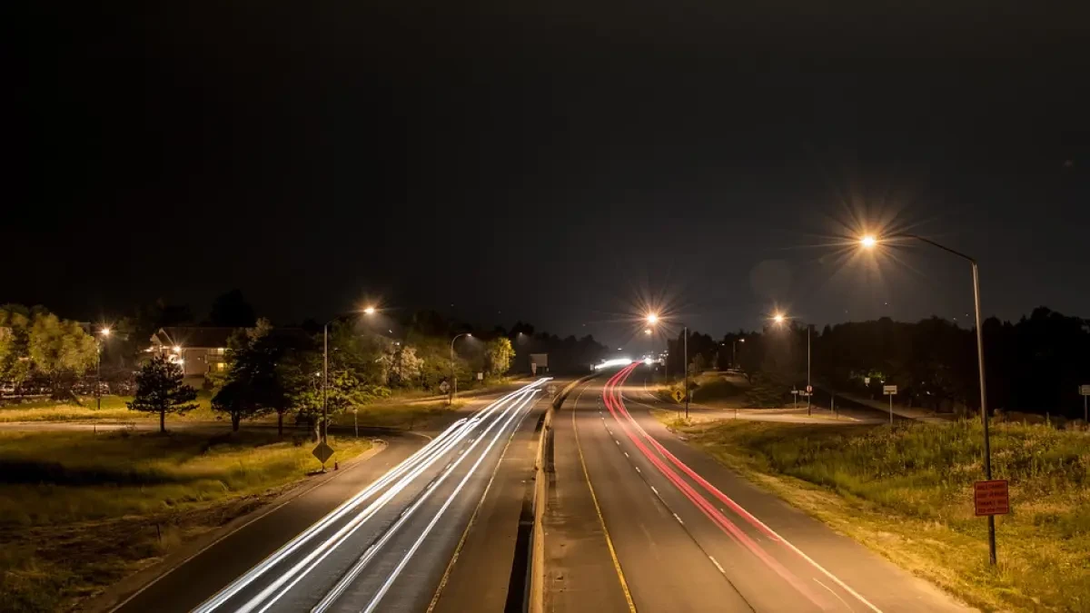 ¿Tienes que conducir de noche? Sigue estos consejos de la DGT para hacerlo con seguridad