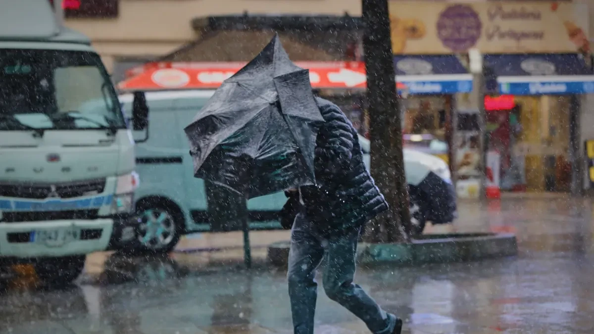El temporal que entra este lunes a la península generará la borrasca 'Bárbara'