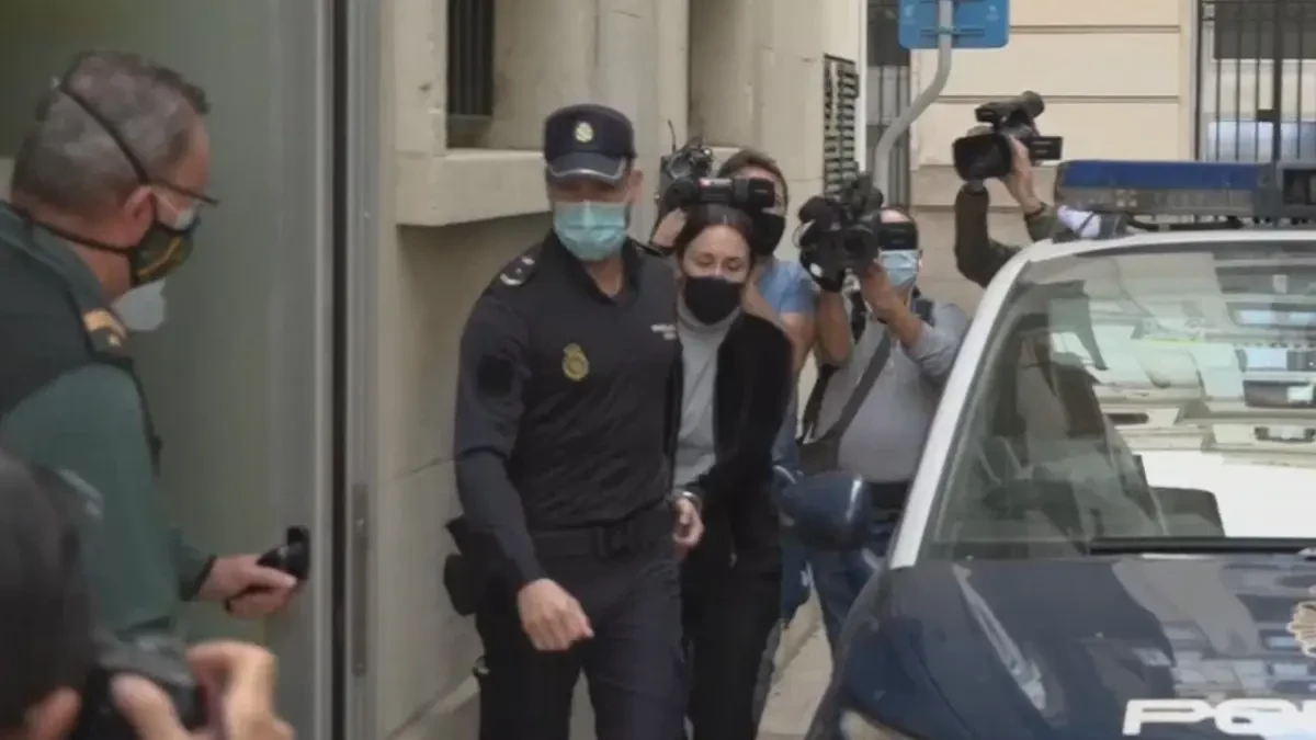 La acusada de estrangular al hijo de su pareja, un niño autista de 8 años, llega al juicio entre gritos de 