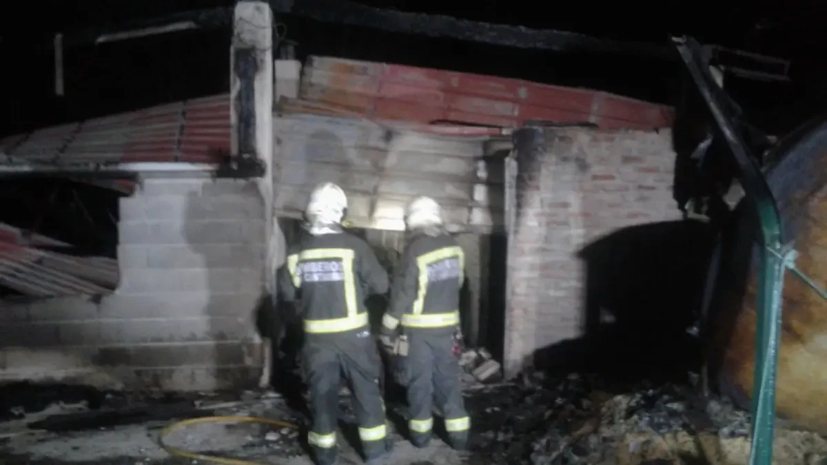 Muere un millar de gallinas en el incendio de una nave avícola