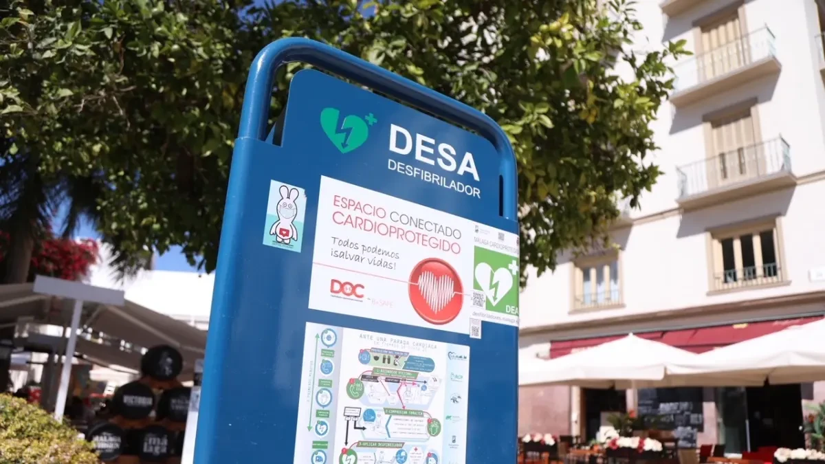 Málaga capital amplía el mapa de desfibriladores con la instalación de siete nuevos tótems en diferentes puntos