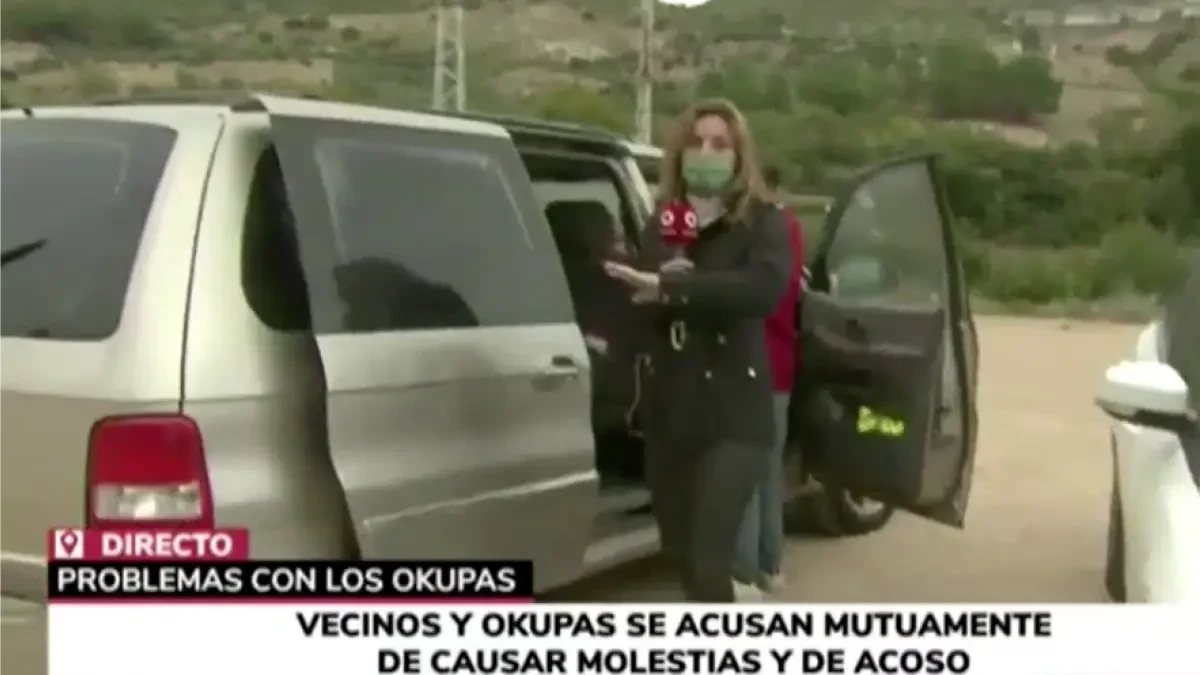 Una periodista de Telemadrid entrevista a una mujer en medio de un ataque epiléptico: 