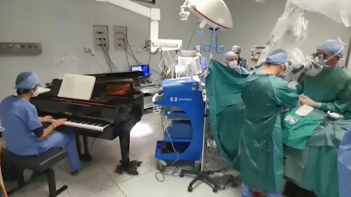 Operan a un niño de diez años de un tumor con música de piano en vivo