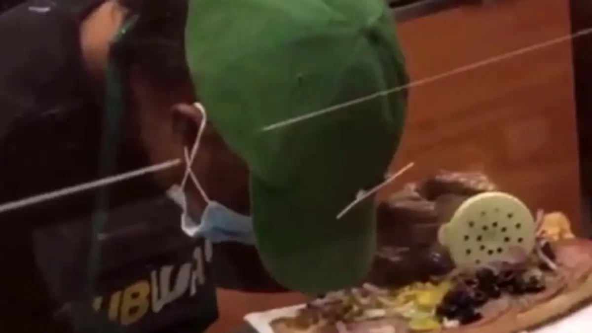 Una cocinera de una cadena de comida rápida se queda dormida en mitad de la preparación de un bocadillo