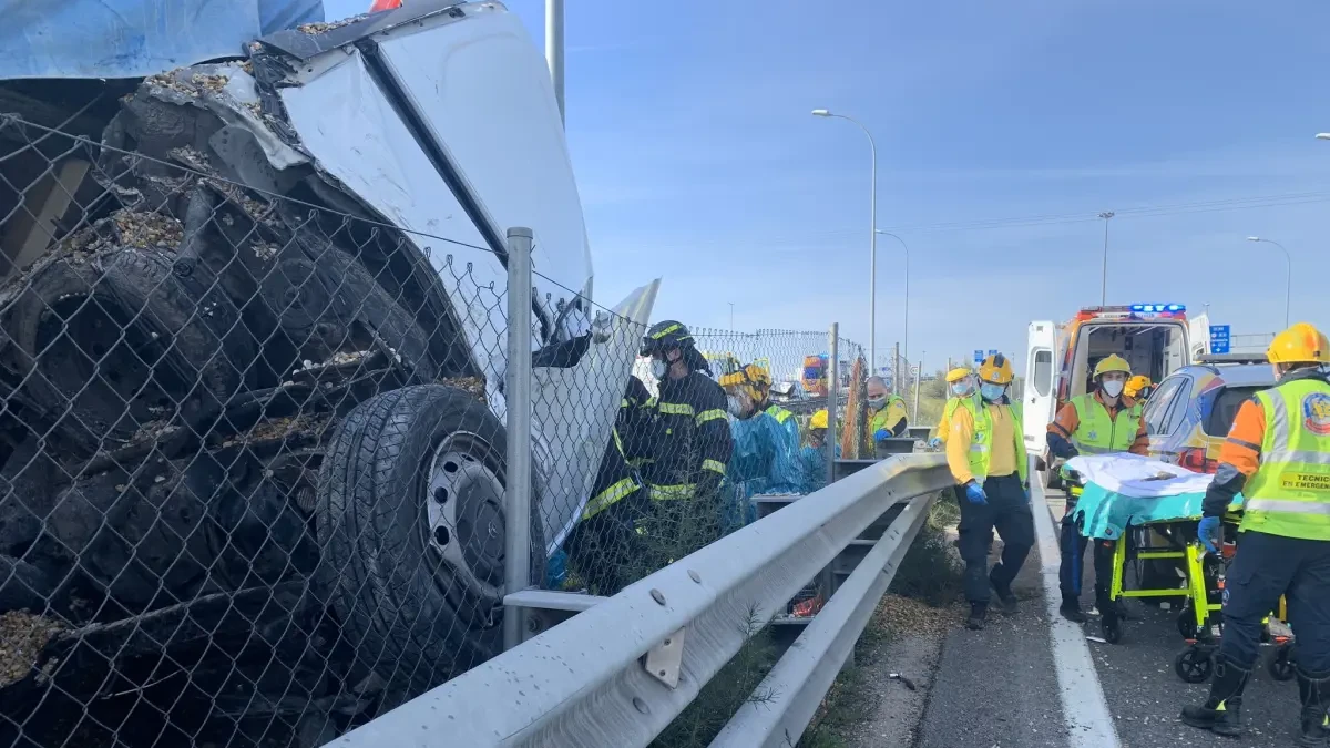 Angustioso rescate del conductor de una furgoneta atrapada bajo un camión