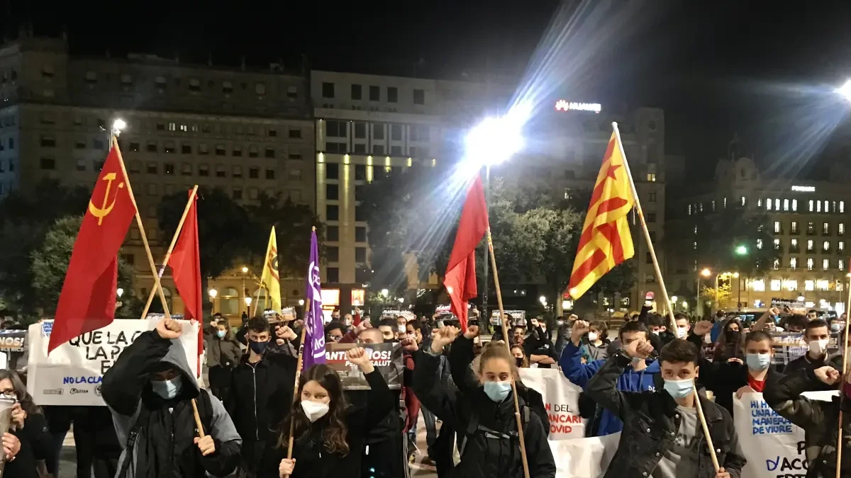Protesta en Barcelona para pedir más medidas sociales frente a la Covid-19: 