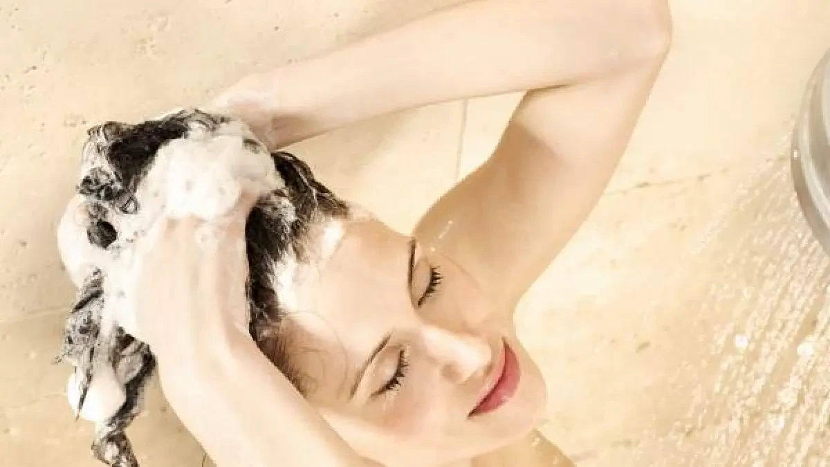 Cuántas veces a la semana deberías lavarte el pelo con champú, según un peluquero neoyorquino