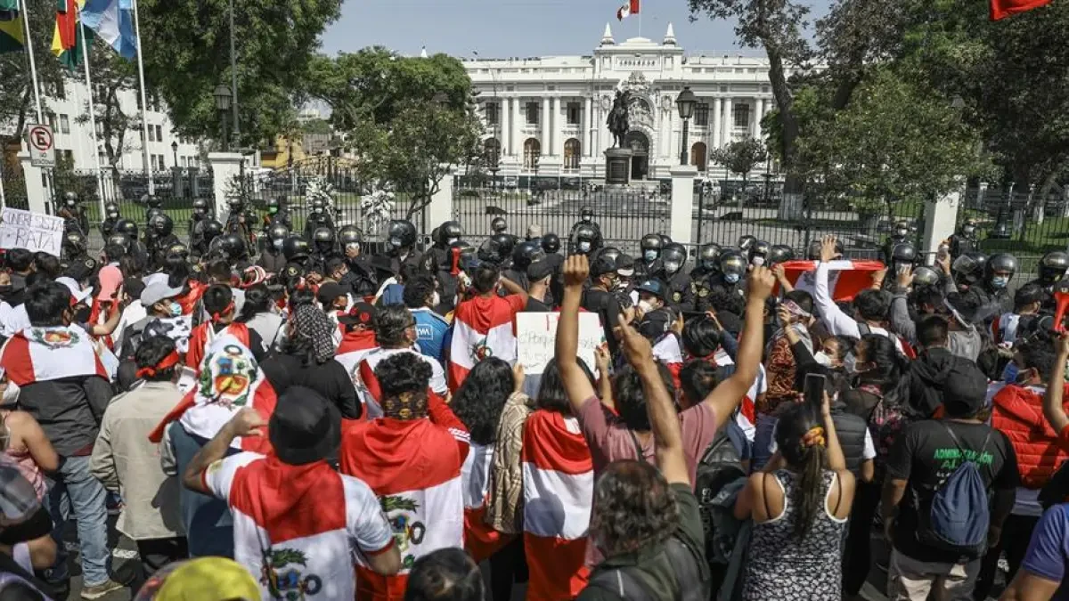 El Congreso de Perú, sin acuerdo para un nuevo presidente tras rechazar a la que habría sido la primera mujer en el cargo
