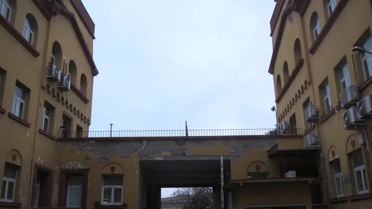 Los grupos del Ayuntamiento piden al Gobierno que redacte los proyectos y licite obras de las dos comisarías