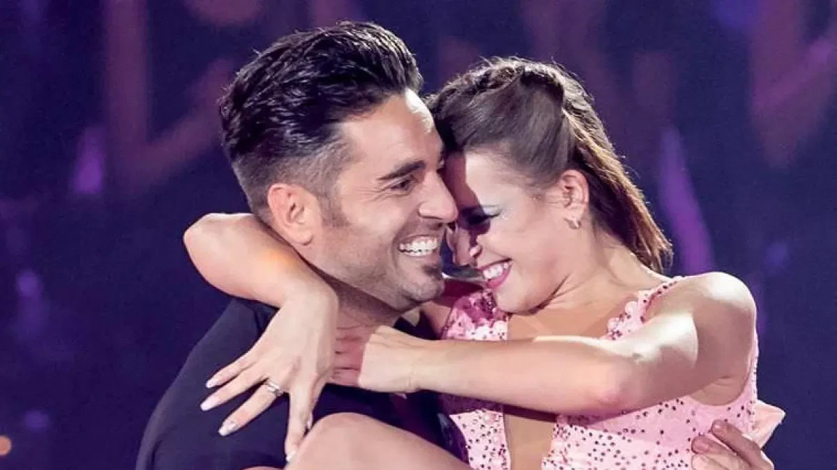 David Bustamante enseña una ingeniosa forma de entrenar usando a su novia, Yana Olina, como una pesa
