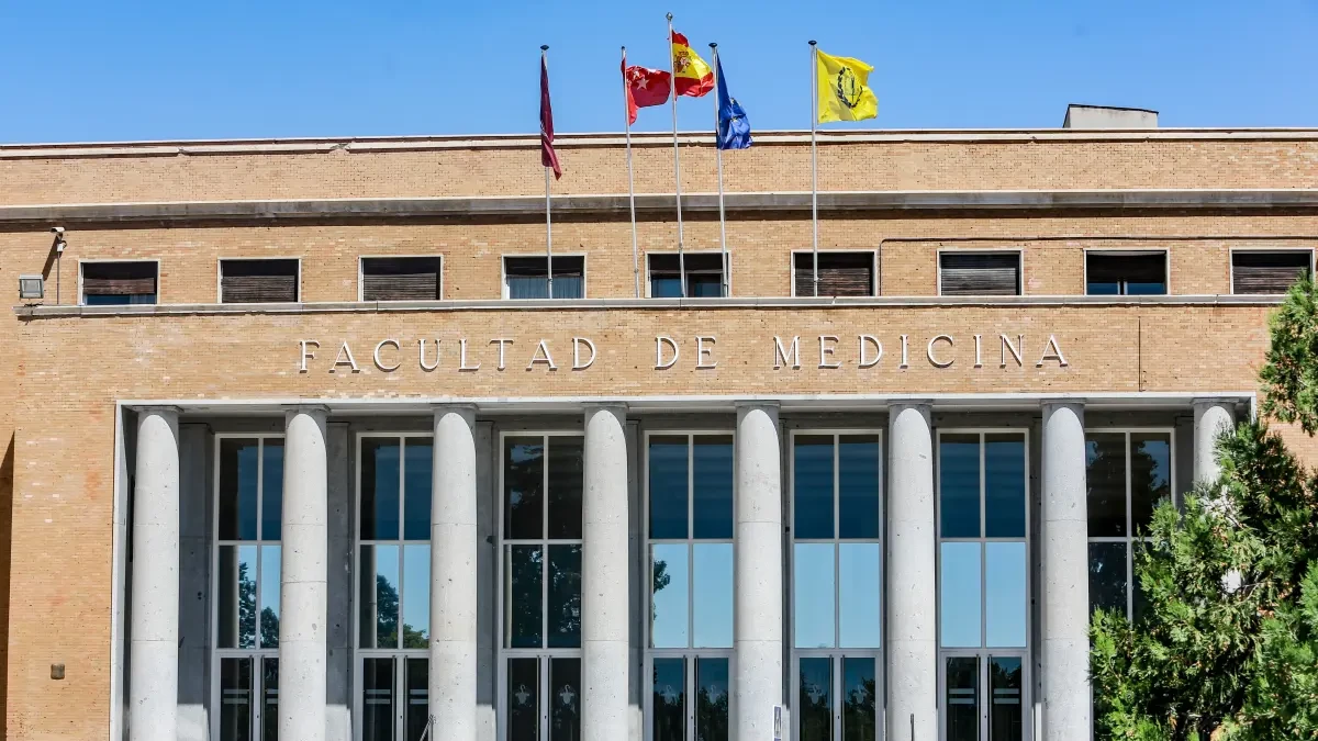 Casi la mitad de las facultades de Medicina realizan prácticas clínicas una sola vez durante los 6 años del grado