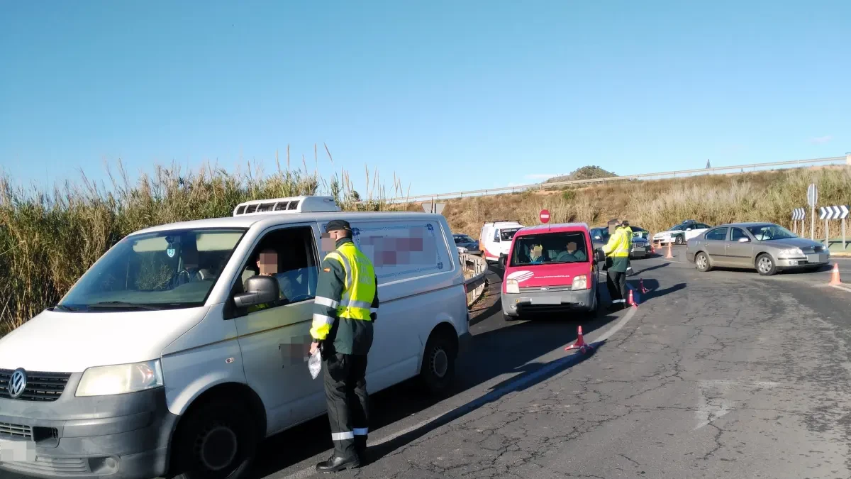 La Guardia Civil denuncia a dos conductores implicados en accidentes de tráfico por no respetar la cuarentena