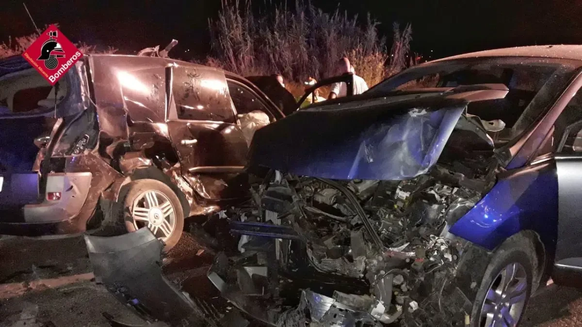 Dos muertos y cuatro heridos al chocar tres vehículos en Alicante