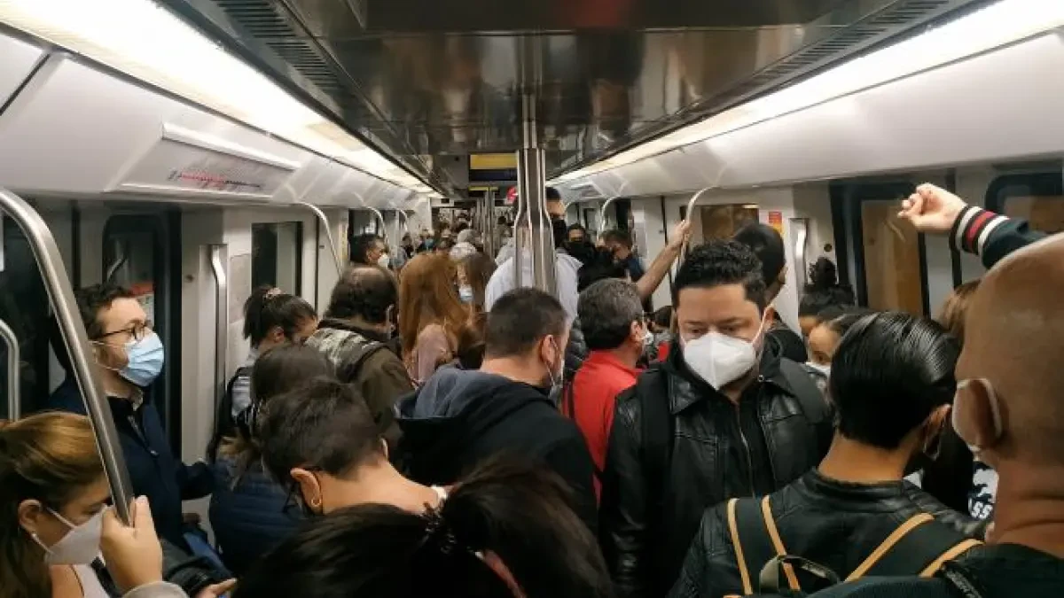 Aglomeraciones en los trenes de cercanía de Barcelona en hora punta por culpa de unas obras