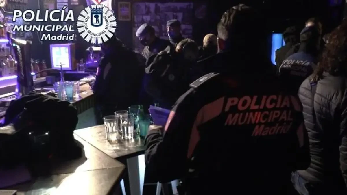 Detenidos los organizadores de una fiesta ilegal en Madrid por retener a los asistentes tras ser descubiertos