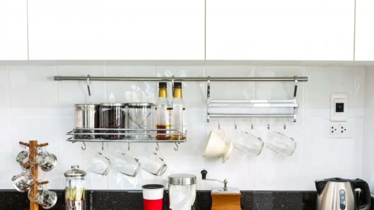 Del organizador de sartenes al estante para platos: cómo ordenar la cocina de forma efectiva por menos de 36 euros