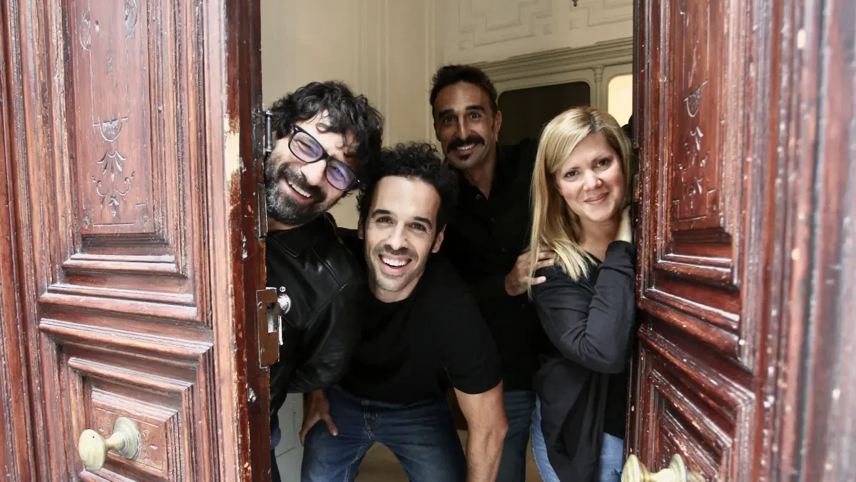 El grupo cómico 'Jamming' improvisa una divertida escena en homenaje a los 20 años del diario 20minutos