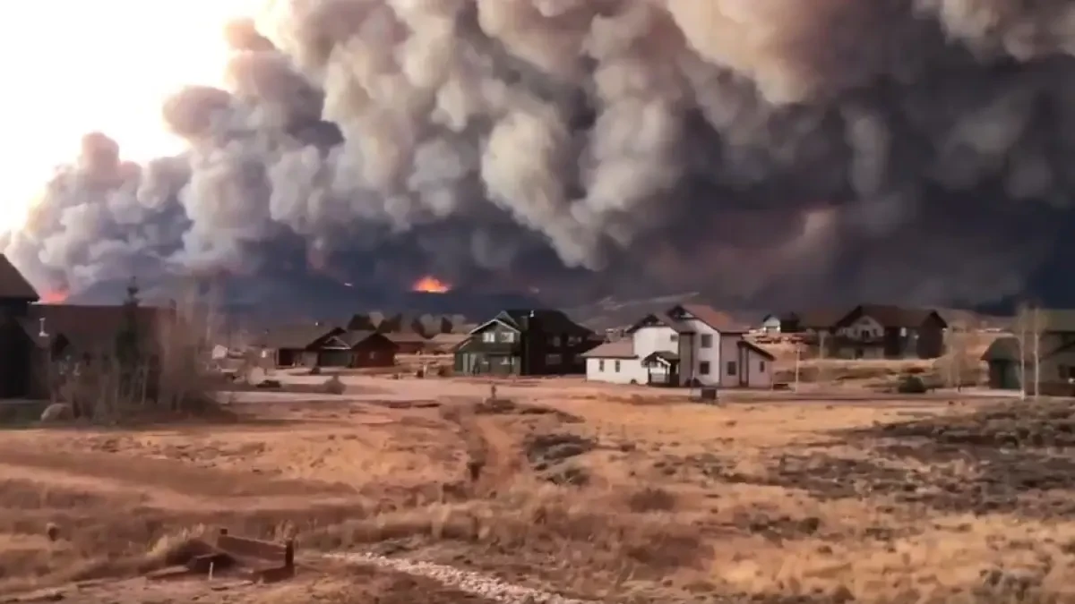 Un espectacular incendio quema más de 500 km cuadrados y obliga a cerrar un parque natural en Colorado
