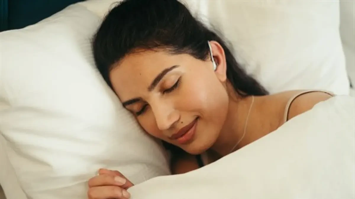 Estos auriculares te permitirán dormir a pierna suelta con sonidos 4D inmersivos, cancelación de ruido y control del sueño