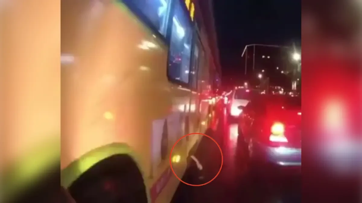 El perturbador momento en el que un motorista se acerca a un autobús y ve un brazo colgando de la puerta