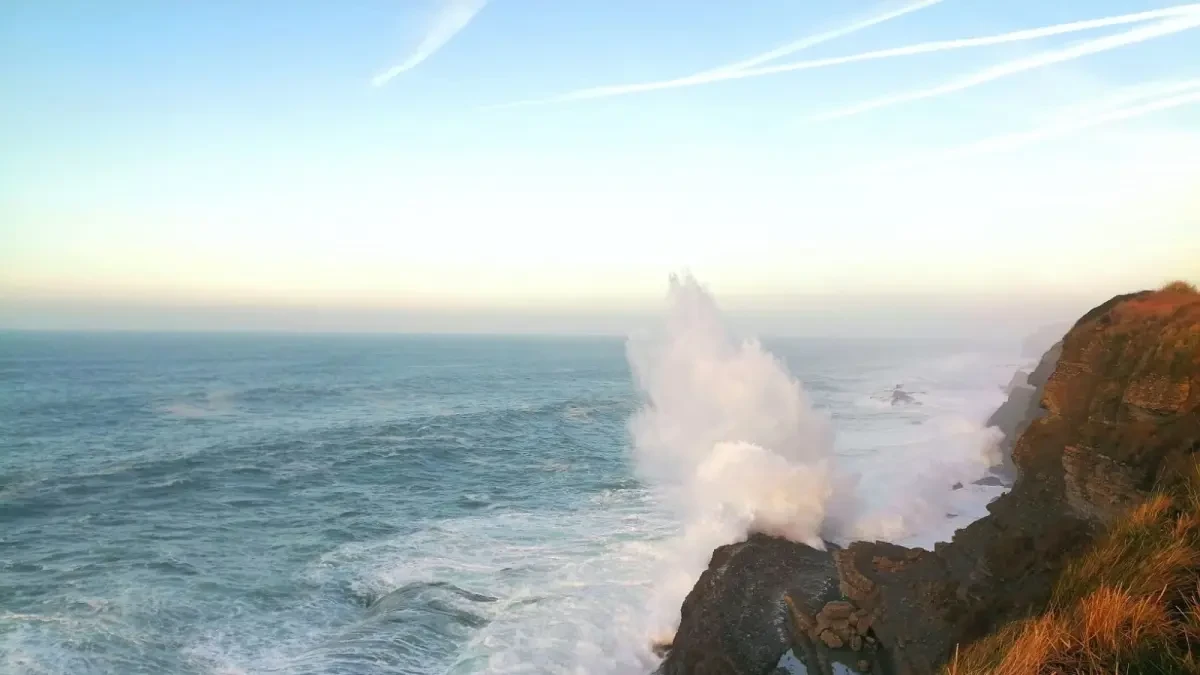 Alerta roja en Galicia por las olas de ocho metros de altura que está dejando la borrasca del Atlántico