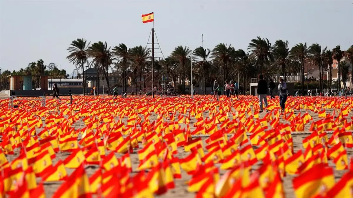 Arrancan las banderas por las víctimas de la Covid en la playa de la Patacona