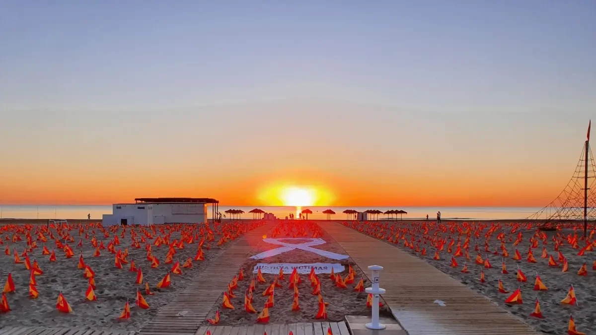 La playa de la Patacona amanece con 53.000 banderas de España 