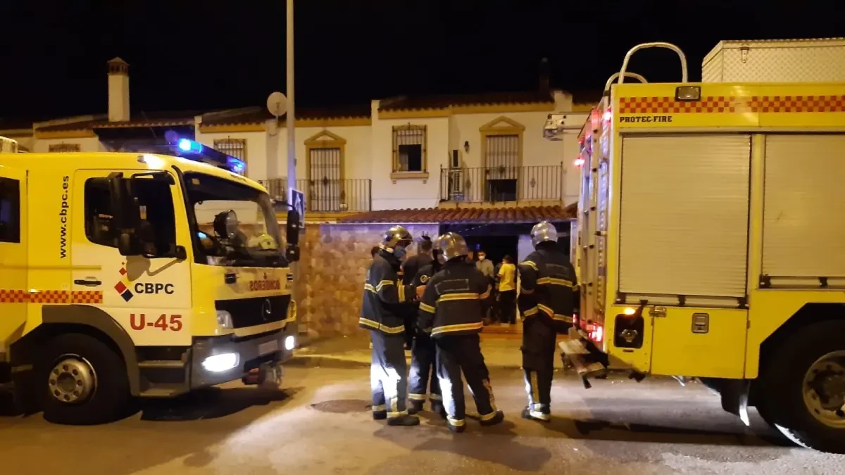 Sucesos.-Aparatoso incendio en un bloque de viviendas de El Puerto tras arder el cuarto de contadores