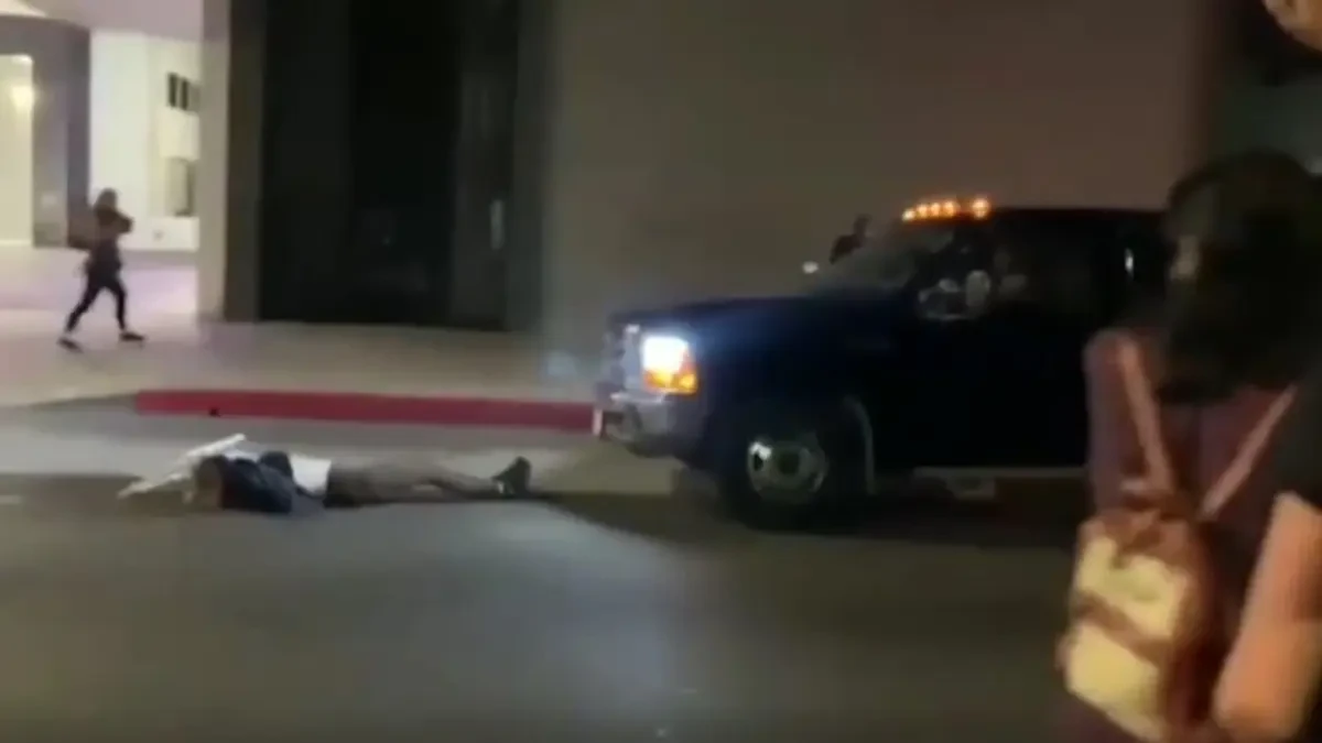 Una camioneta atropella a un grupo de manifestantes antirracistas en Los Ángeles
