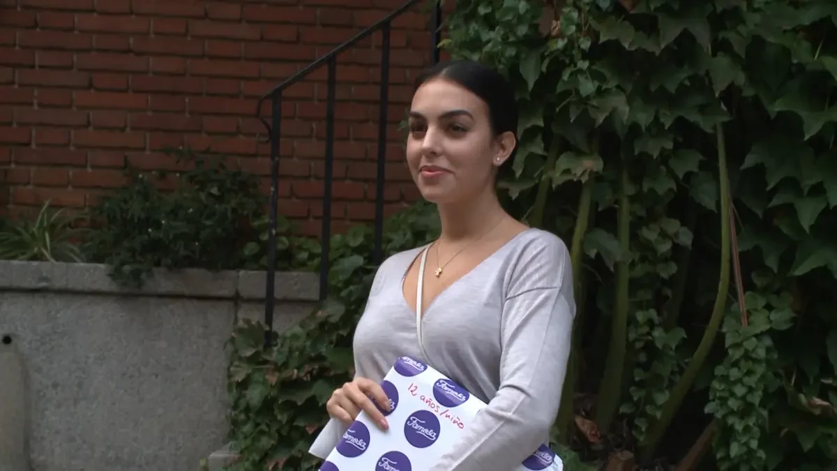 Georgina Rodríguez hace de paje de los Reyes Magos repartiendo regalos a los niños más desfavorecidos