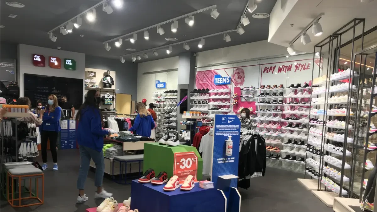 La cadena de zapatilla AW Lab llega al centro comercial Vallsur de Valladolid