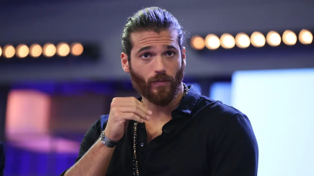 Can Yaman recauda fondos subastando su ropa para ayudar a un niño de dos años que sufre atrofia muscular espinal