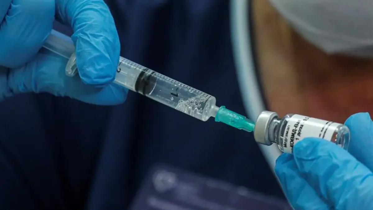 Una vacuna china contra el coronavirus en pruebas induce respuesta inmune, también en mayores de 60
