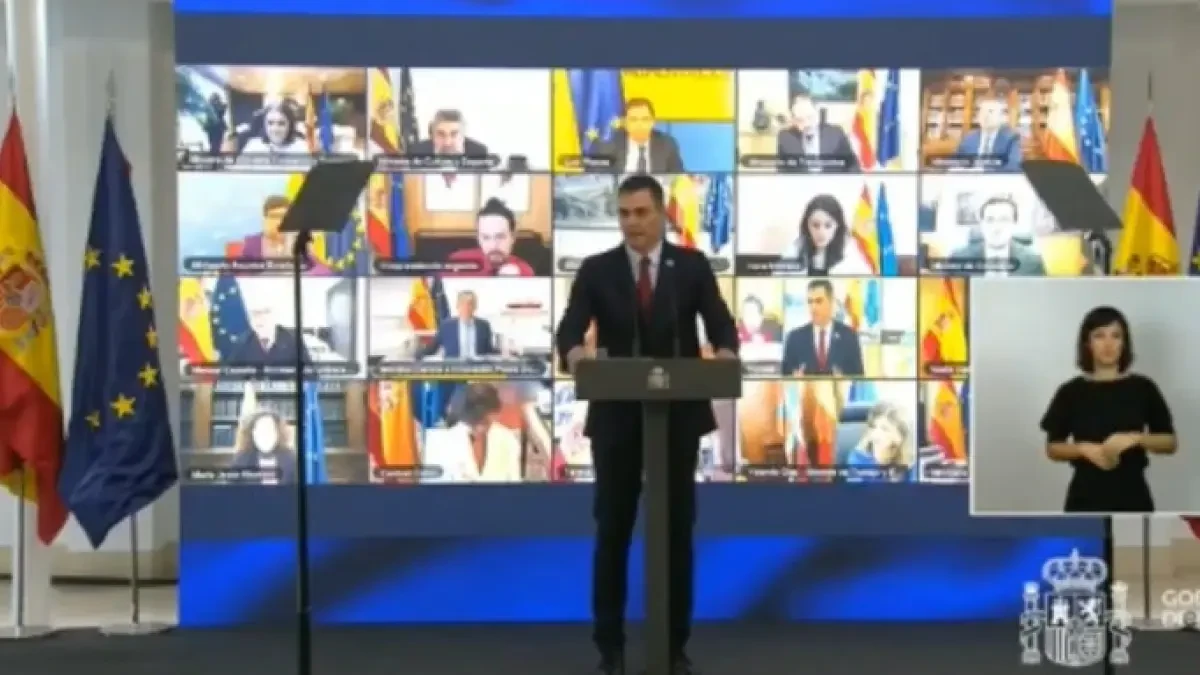 La atípica presentación de Sánchez: con entrada y despedida al piano y con los ministros en pantallas gigantes
