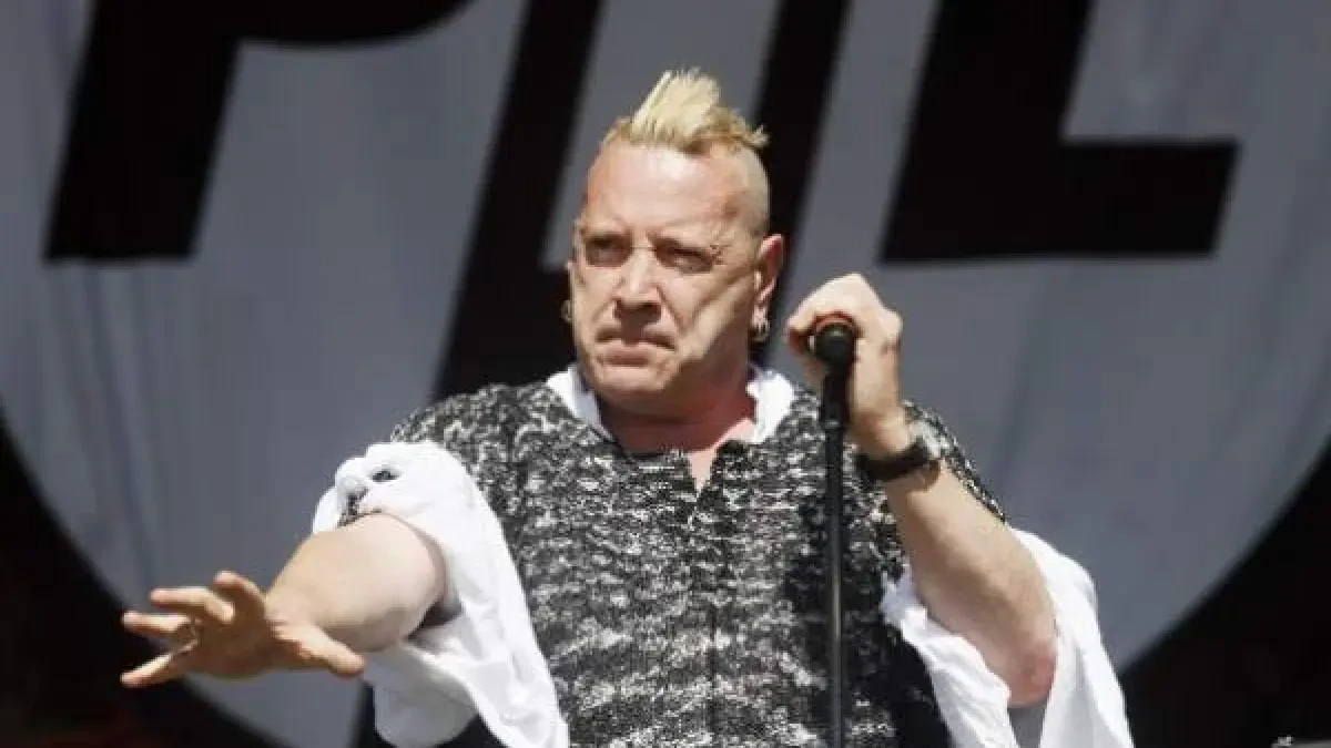 John Rotten, exvocalista de Sex Pistols, sufre una picadura de pulga en sus genitales tras acoger a unas ardillas