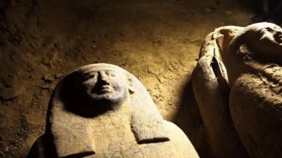 Arqueólogos en Egipto encuentran una momia totalmente intacta en un sarcófago sellado hace 2.500 años