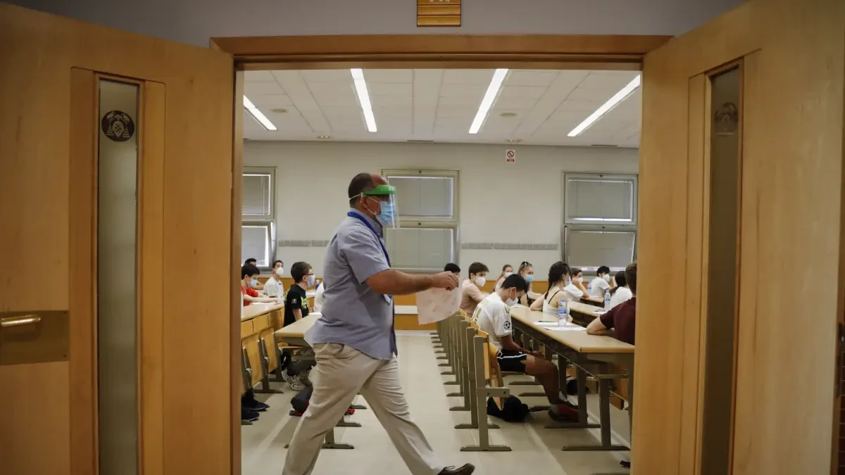 Nuevos confinamientos y restricciones en las universidades marcan el inicio de semana tras el puente