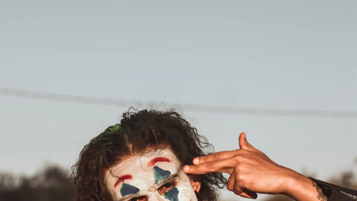 ¿Harto de payasos, brujas y fantasmas? Cinco ideas compatibles con mascarilla para tu disfraz de Halloween de 2020