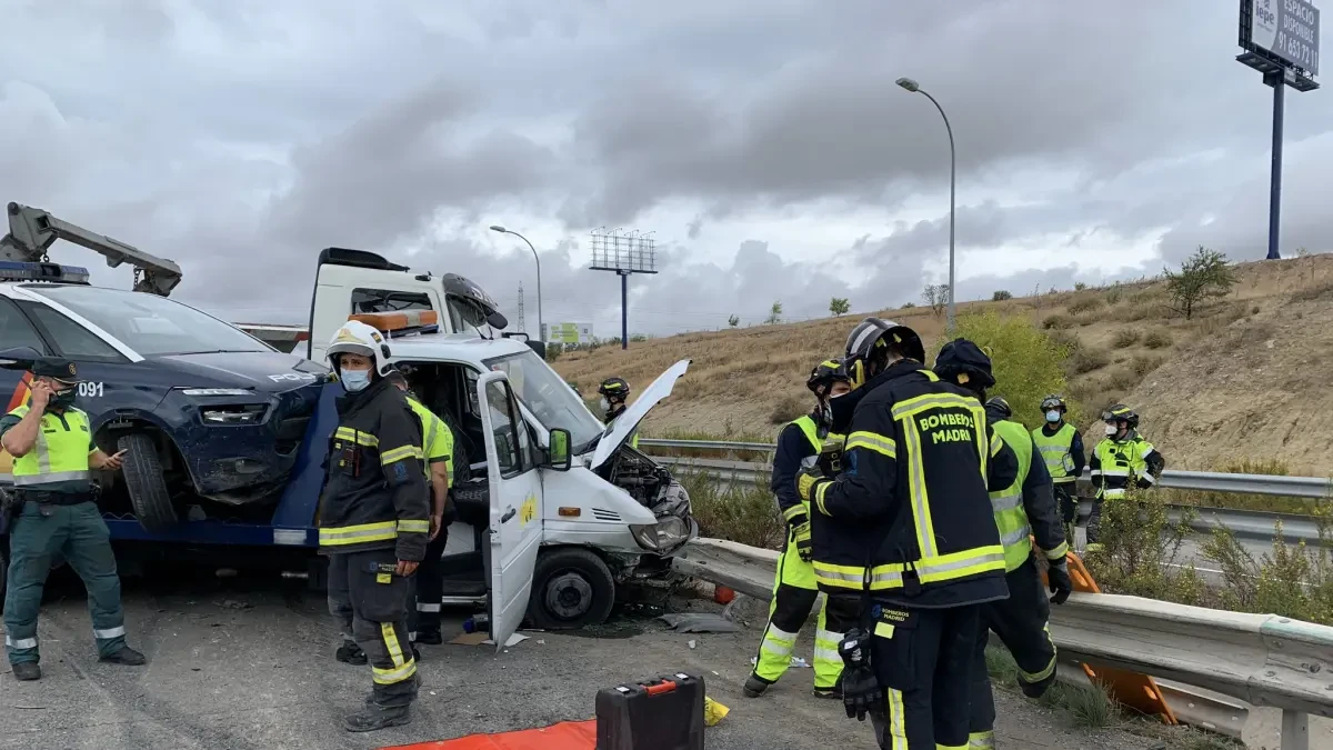 Muere el operario de una grúa arrollado por un camión en la A-3 mientras remolcaba un coche de la policía