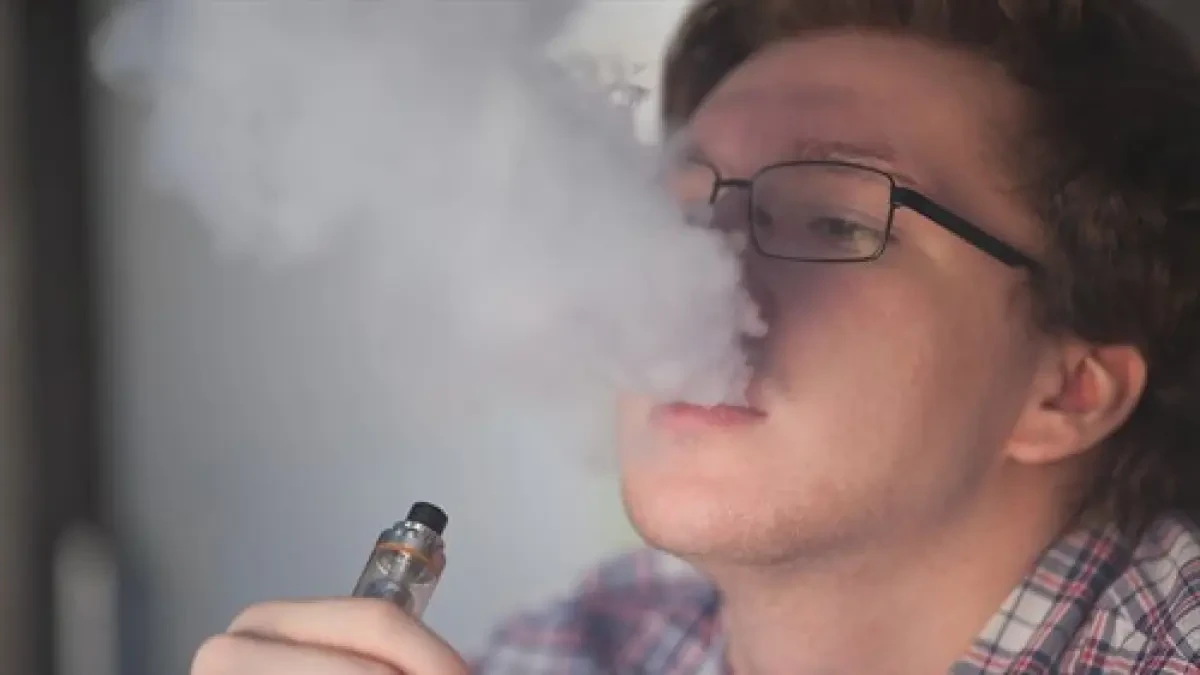 Los vapeadores son más efectivos para dejar de fumar que parches o chicles