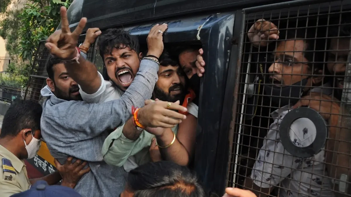 La detención de un polémico presentador de televisión acusado de incitación al suicidio divide a la India y crea disturbios