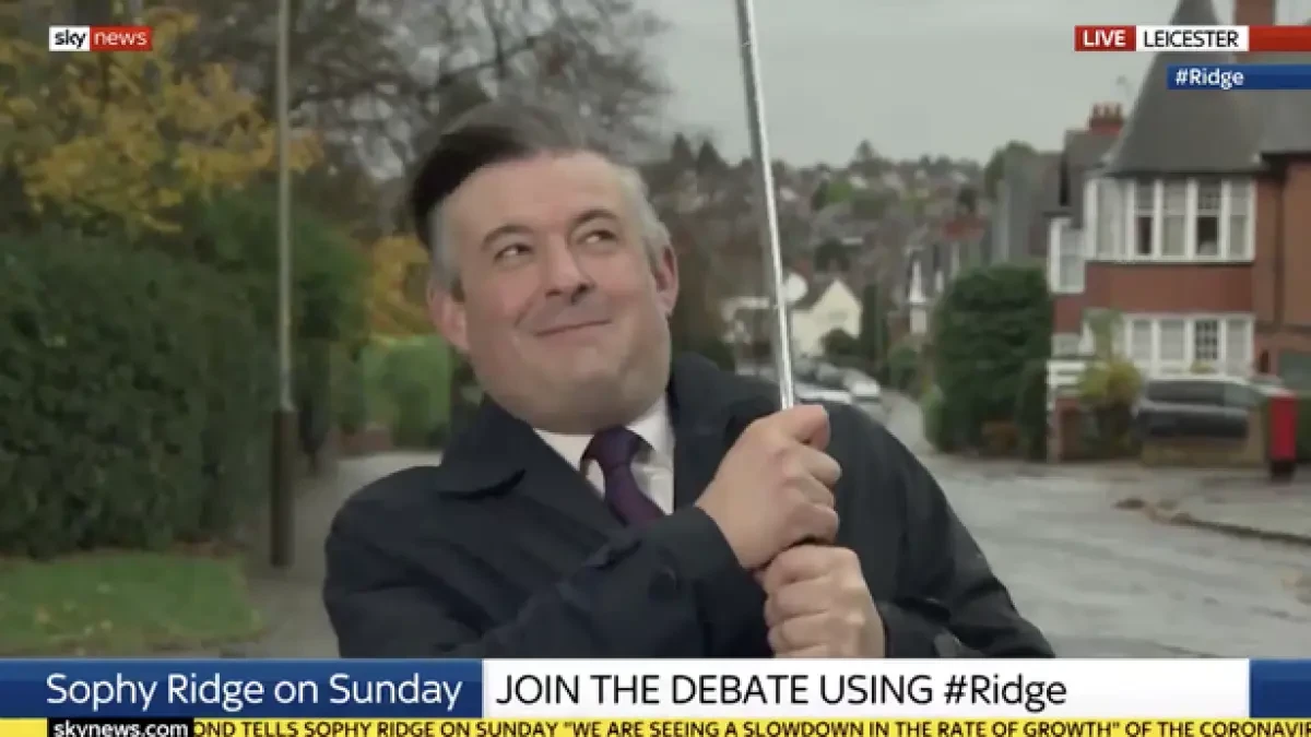 La entrevista en directo con un ministro británico se convierte en una dura lucha contra el viento: 