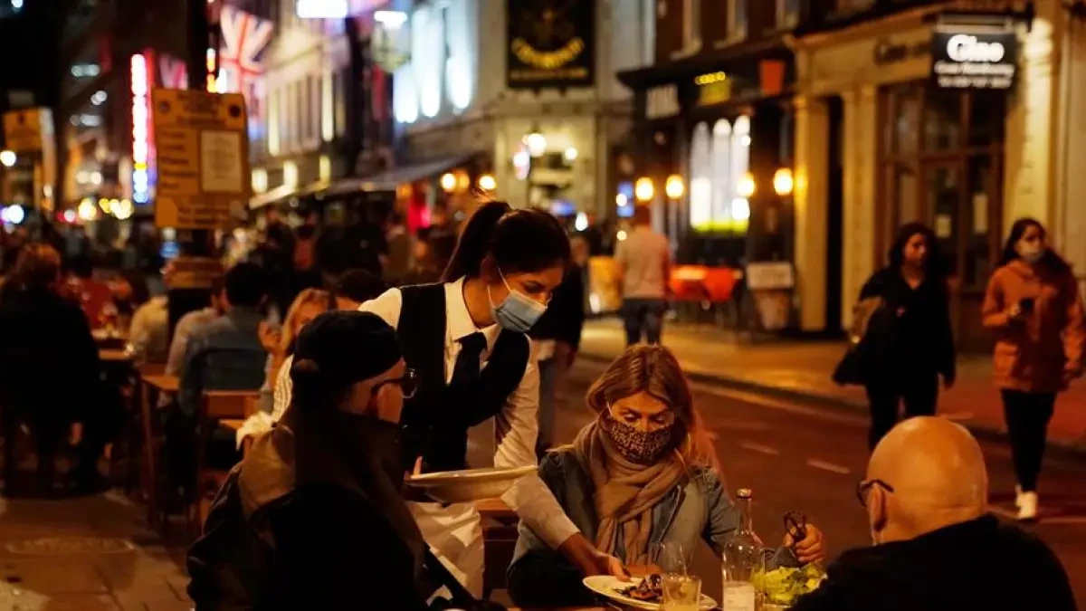 Inglaterra cerrará bares y restaurantes a las diez de la noche por la COVID-19