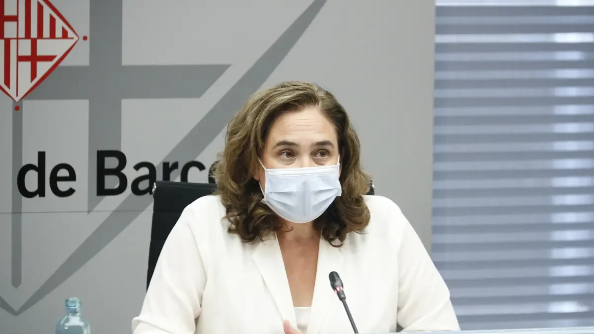Colau pide ayudas al Govern para los bares y restaurantes tras decretar su cierre