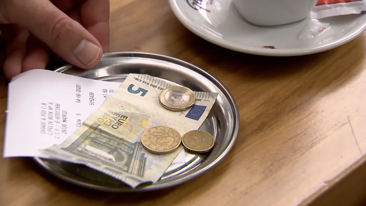 ¿Podría desaparecer el dinero? Uno de cada tres españoles está dispuesto a dejar de usar efectivo