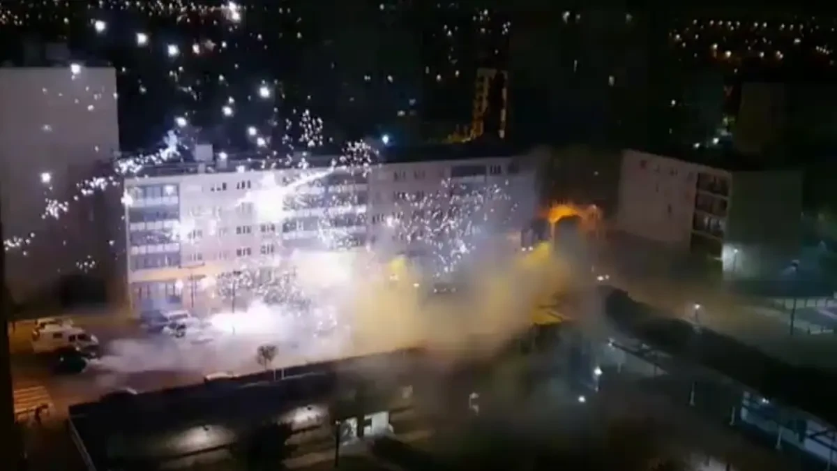 Decenas de personas atacan una comisaría de París con barras de hierro y pirotecnia